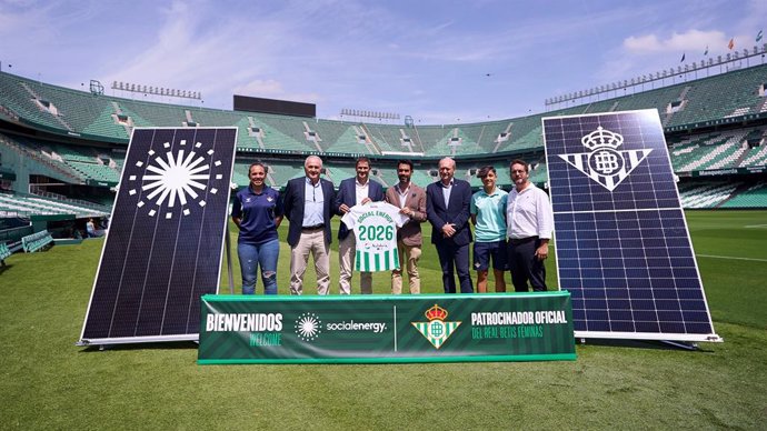 Foto en el campo anunciando la colaboración.