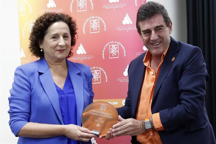La consejera Maeztu recibe el premio a los servicios sociales de Navarra de manos del presidente de la Asociación Estatal de Directoras y Gerentes de Servicios Sociales, José Manuel Ramírez