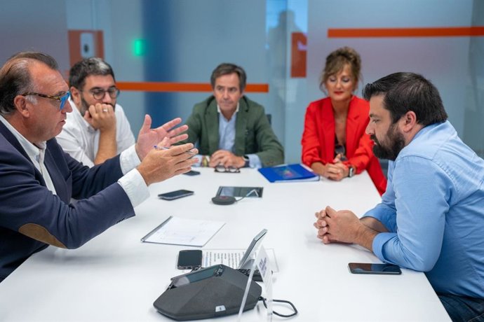 El consejero de Turismo, Cultura y Deporte, Arturo Bernal, mantiene un encuentro con directivos de la compañía aérea JetBlue.