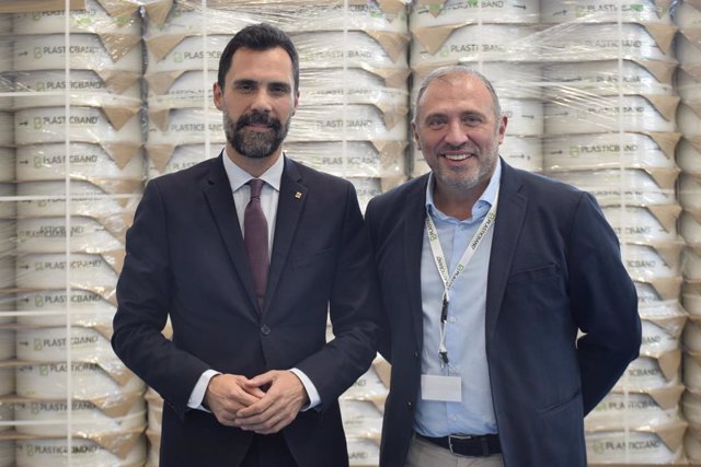 El conseller d'Empresa i Treball, Roger Torrent, i el CEO de Plasticband, Jordi Guimet