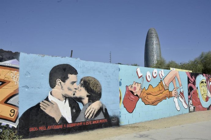 El artista Tvboy pinta el beso entre Sánchez y Puigdemont en el parque de Glries de Barcelona