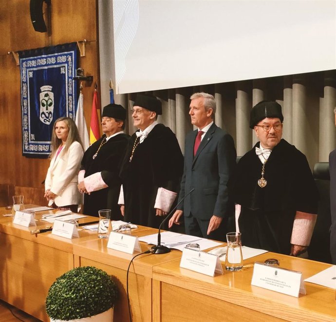 El presidente de la Xunta, Alfonso Rueda, junto a los tres rectores de las universidades gallegas, en el acto de apertura del curso académico 2023-24, celebrado en la Facultad de Económicas del Campus de Vigo.