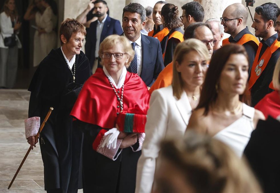 La rectora de la Universitat de Valncia, Mavi Mestre, y el presidente de la Generalitat, Carlos Mazón, al inicio del acto de apertura del curso académico 2023/2024 de las universidades valencianas.