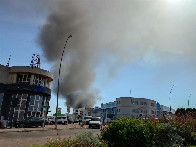 Columna de humo en el polígono de Son Castelló visible desde varios kilómetros de distancia.