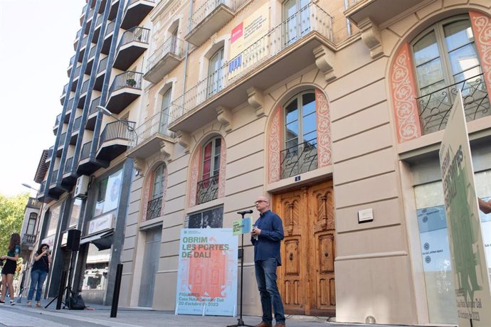 El director del Museo de l'Empord, Eduard Bech, interviene durante la apertura del proyecto de Casa Natal Salvador Dalí