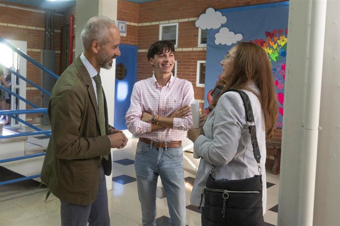 El Consejero De Educación, FP Y Universidades, Sergio Silva, Visita El IES Santa Cruz De Castañeda Con Motivo Del Inicio Del Curso Escolar De Secundaria, Bachillerato Y FP.
