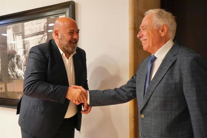 El alcalde de Palma, Jaime Martínez, junto con Camilo José Cela Conde