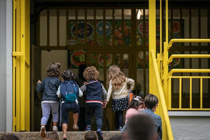 Archivo - Padres y alumnos a las puertas del  CEIP Umandi en el primer día del curso escolar 2020-2021, en Vitoria-Gasteiz, País Vasco (España)