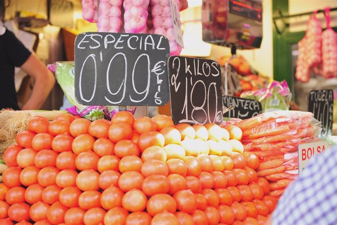 Archivo - Más de 40.000 aragoneses reciben la ayuda de 200 euros para mitigar los efectos de la subida de los precios.