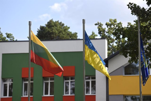 Banderas de Lituania y Ucrania.