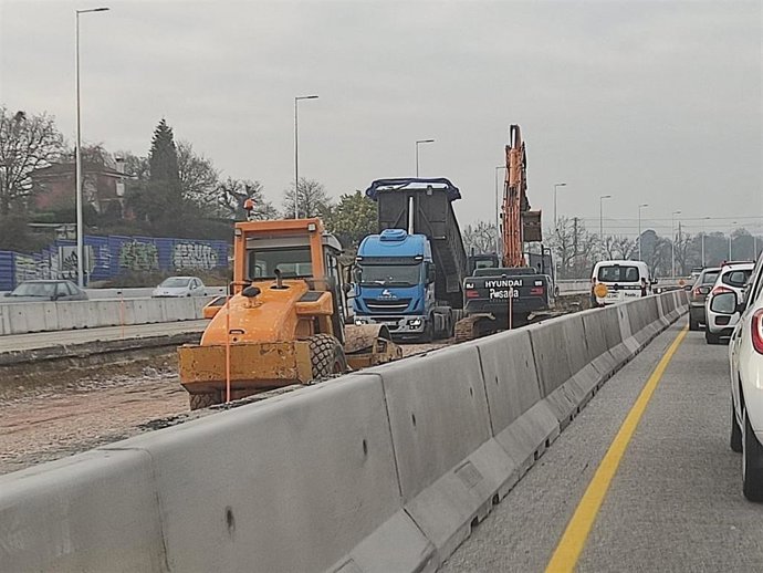 Archivo - Obras del tercer carril en la "Y", A-66