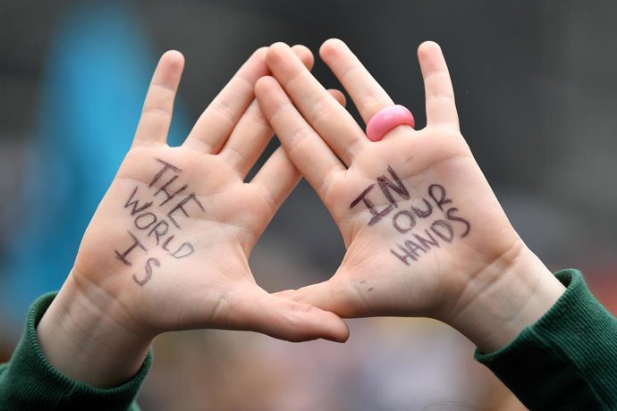 Archivo - Students take part in the School Strike 4 Life protest in Sydney, Friday, May 21, 2021. Students across the country are striking in the name of climate action, calling on the federal government to stop using taxpayer money for fossil fuels. (A