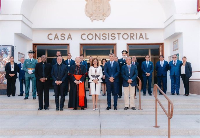 La alcaldesa de Palma del Río, Matilde Esteo, y el cardenal y arzobispo emérito de Madrid, monseñor Carlos Osoro (en el centro), con la Corporación Municipal.
