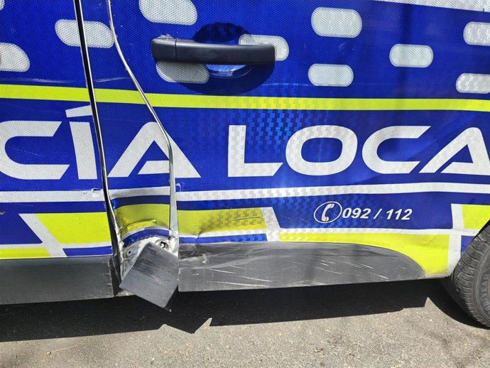 Detalle del estado del coche patrulla tras ser embestido por un turismo.