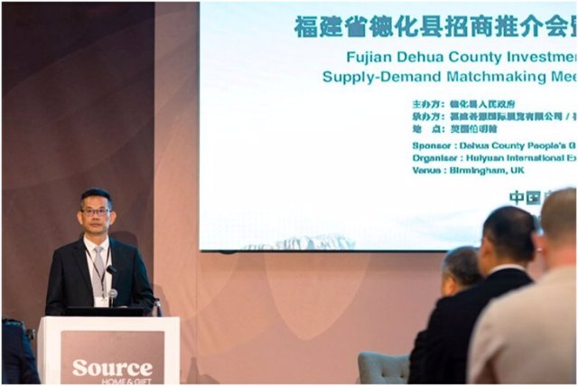Photo shows that Huang Wenjie, party chief of the Dehua County is introducing Dehua ceramics industry and products at the  Autumn Fair in Birmingham, UK.