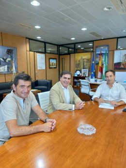 El alcalde de Punta Umbría, José Carlos Hernández Cansino, y el concejal delegado de Educación en el municipio, Sebastián Pomares, en la reunión con el delegado territorial de Desarrollo Educativo de la Junta de Andalucía en Huelva, Carlos Soriano.
