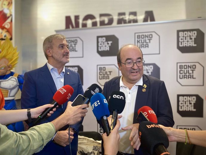 El ministro de Cultura y Deporte, Miquel Iceta, en la librería Norma Comics de Barcelona junto al alcalde de Barcelona, Jaume Collboni