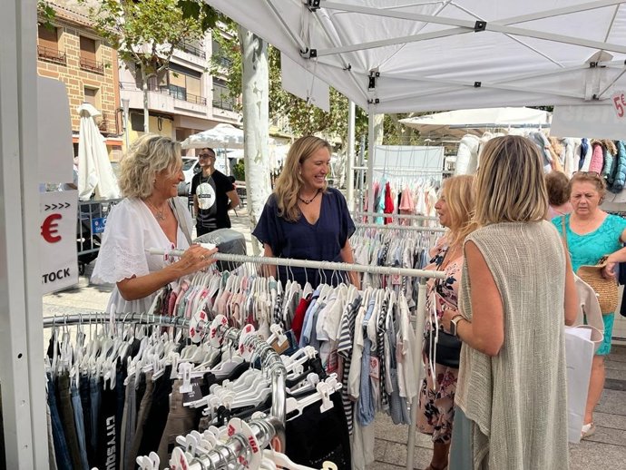 La consejera de Economía, Innovación, Empresa y Trabajo Autónomo, Belinda León, que ha participado en la inauguración de la feria Promostock de verano en Calahorra