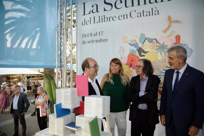 El ministro de Cultura y Deporte, Miquel Iceta, la consellera de Cultura de la Generalitat, Natlia Garriga, el escritor Josep Piera, y el alcalde de Barcelona, Jaume Collboni, durante la inauguración de la 41 Setmana del Llibre en Catal