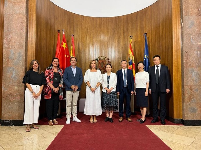 La alcaldesa de Zaragoza, Natalia Chueca, con una delegación de la ciudad china de Cantón