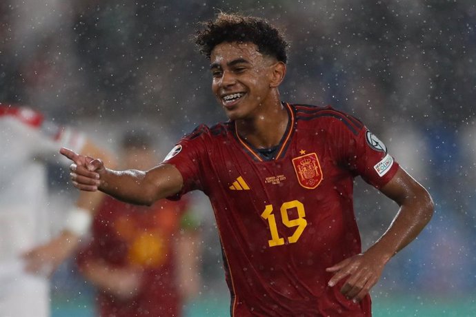 Lamine Yamal celebra su gol con la selección española Absoluta ante Georgia