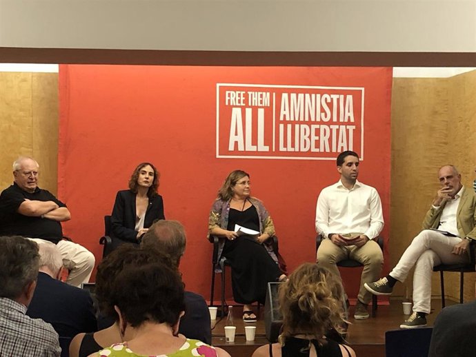 La consellera de Justicia, Derechos y Memoria, Gemma Ubasart, el senador de ERC Joan Queralt y el constitucionalista Joan Ridao en un acto de Amnistia i Llibertat