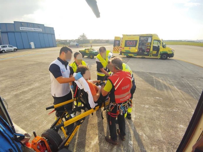 Traslado del ganadero herido tras ser embestido por una vaca en Rionansa