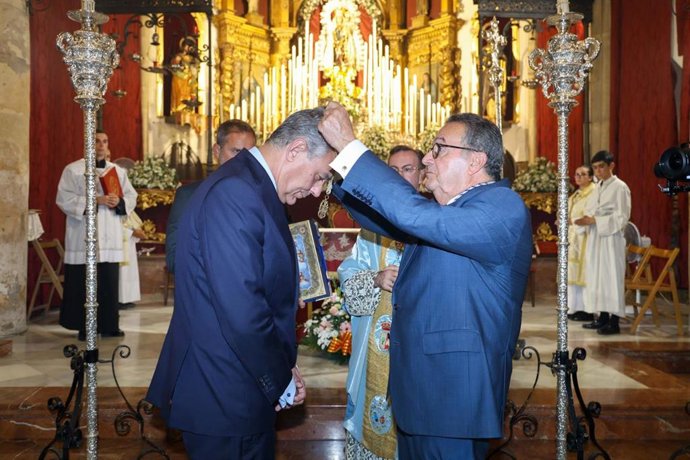 Sanz jura como hermano mayor honorario de la Hiniesta