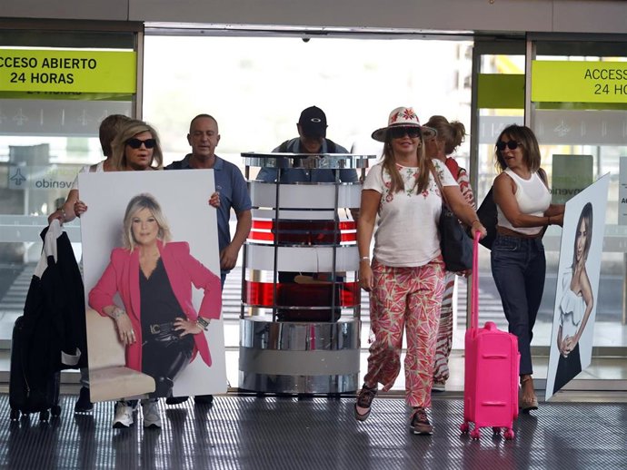 Archivo - Chelo García Cortés, Terelu Campos, Victor Sandoval, Kiko Matamoros, Lidia Lozano, Belén Esteban y María Patiño en el aeropuerto