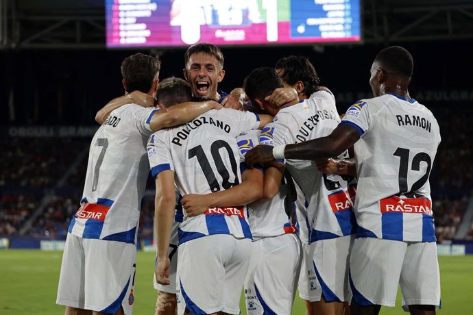Varios jugadores del RCD Espanyol celebran un gol.