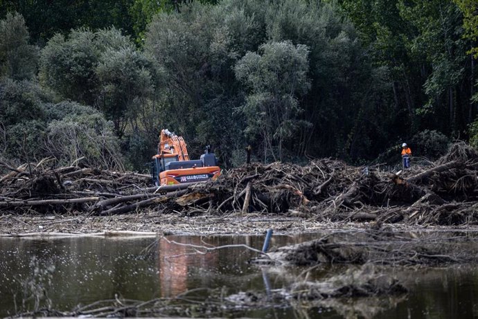 Equipos de rescate tras el encuentro del segundo cadáver hallado en Aldea del Fresno