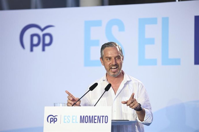 Archivo - El candidato número uno del PP por Sevilla al Congreso, Juan Bravo, durante su intervención en el acto de cierre de campaña del PP a 21 de julio del 2023 en Sevilla (Andalucía, España). 
