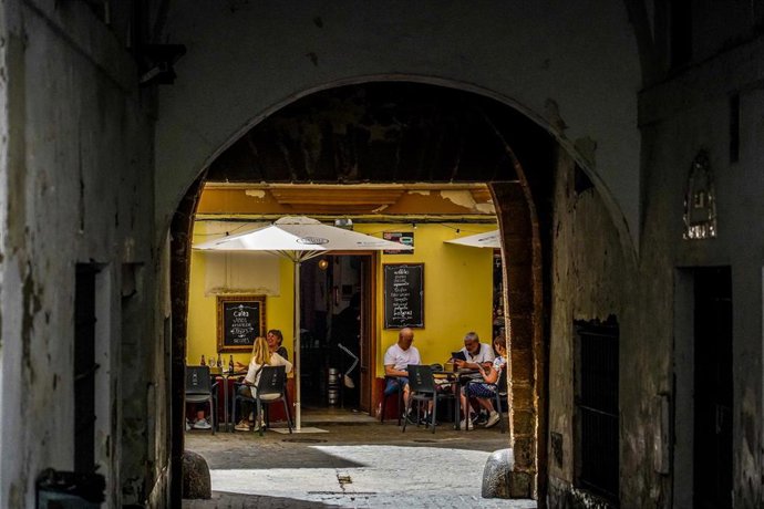 Archivo - Vista de un bar en Cádiz capital