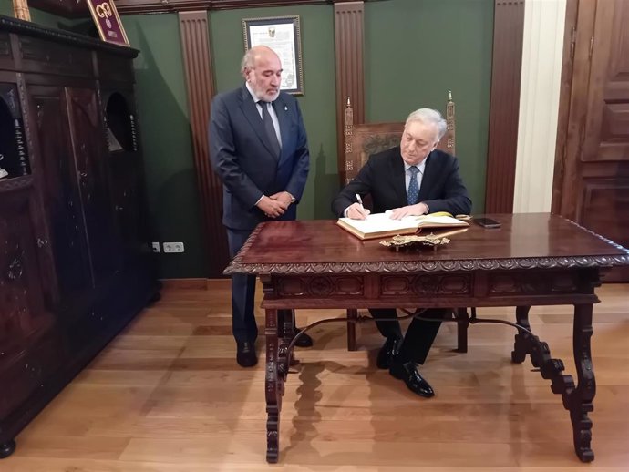 El consejero Octavio López firma en el Libro de Oro de Calatayud.