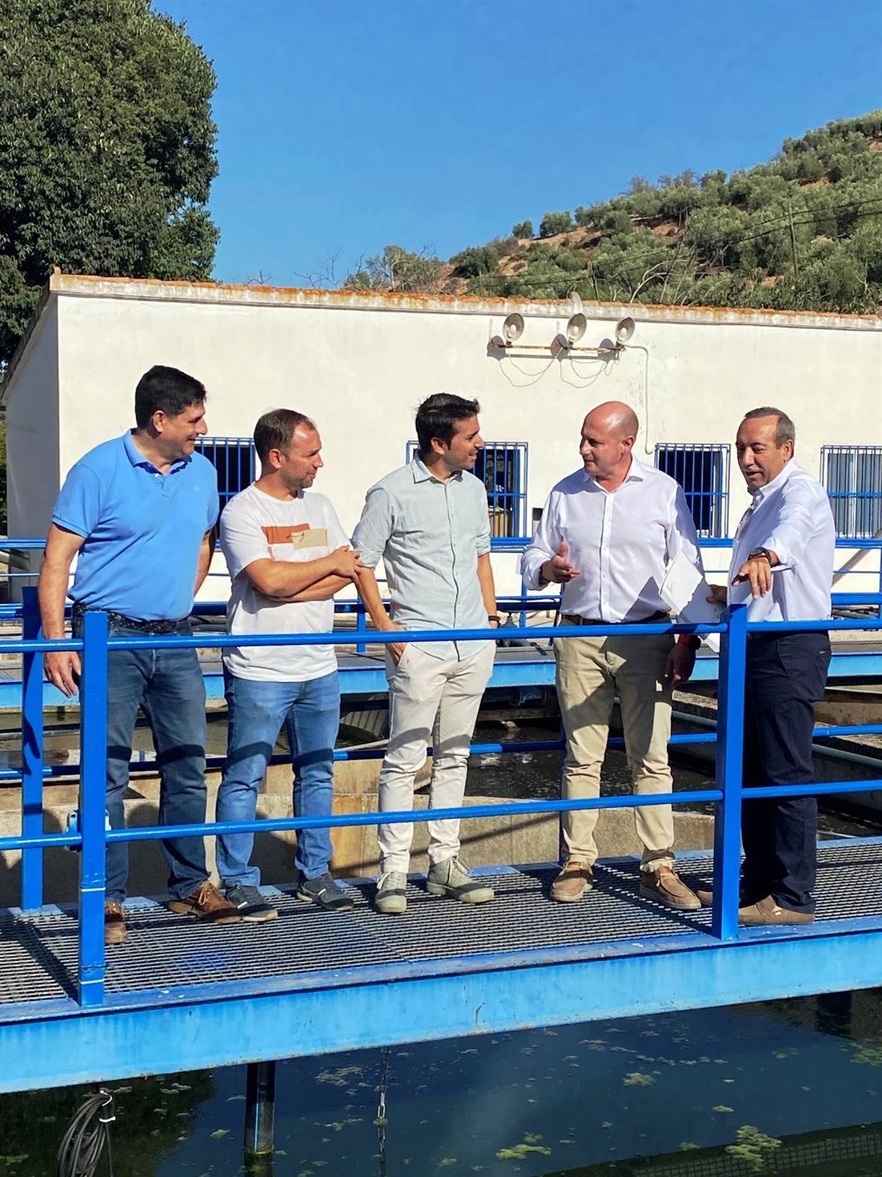 El diputado de Servicios Municipales, José Luis Hidalgo, y el alcalde de Beas de Segura, Alberto Rodríguez, durante la visita a la depuradora.