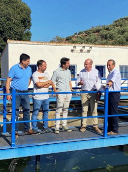 El diputado de Servicios Municipales, José Luis Hidalgo, y el alcalde de Beas de Segura, Alberto Rodríguez, durante la visita a la depuradora.