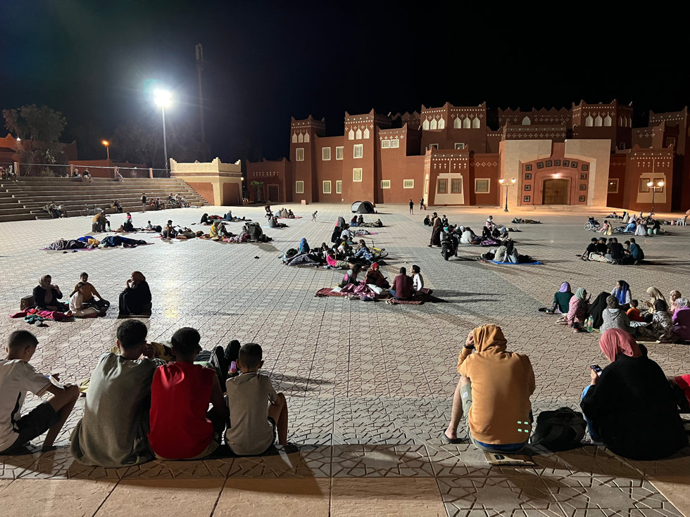 Residentes se refugian en un descampado tras el terremoto en Ouarzazate, Marruecos. 
