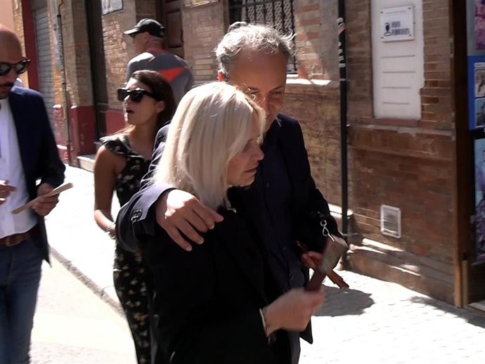 EUGENIA MARTÍNEZ DE IRUJO EN EL ÚLTIMO ADIÓS A MARÍA JIMÉNEZ