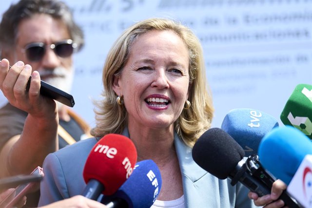 La vicepresidenta primera del Gobierno y ministra de Asuntos Económicos y para la Transformación Digital en funciones, Nadia Calviño, ofrece declaraciones a los medios a su salida del acto de clausura del 37º Encuentro de la Economía Digital y las Telecom