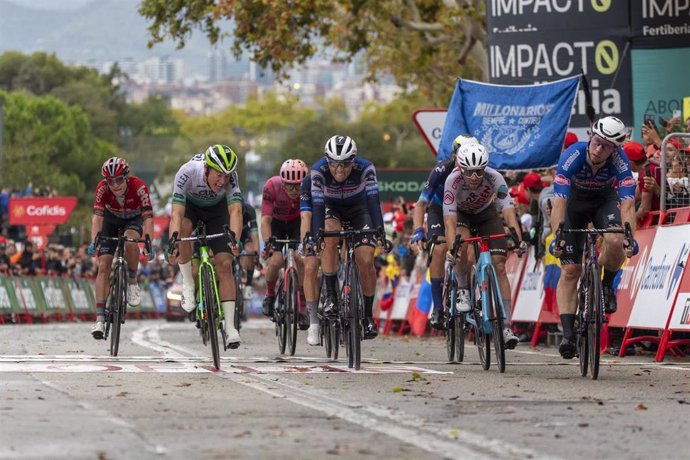 Varios ciclistas durante la segunda etapa de la Vuelta ciclista a España 2023.