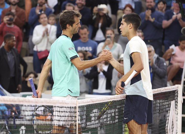 Archivo - Carlos Alcaraz of Spain shakes hands with Albert Ramos-Vinolas of Spain (left) after his victory during day 4 of the French Open 2022, a tennis Grand Slam tournament on May 25, 2022 at Roland-Garros stadium in Paris, France - Photo Jean Catuffe 
