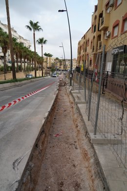 Trabajos de renovación de la red de agua en la avenida Fuengirola de Coín