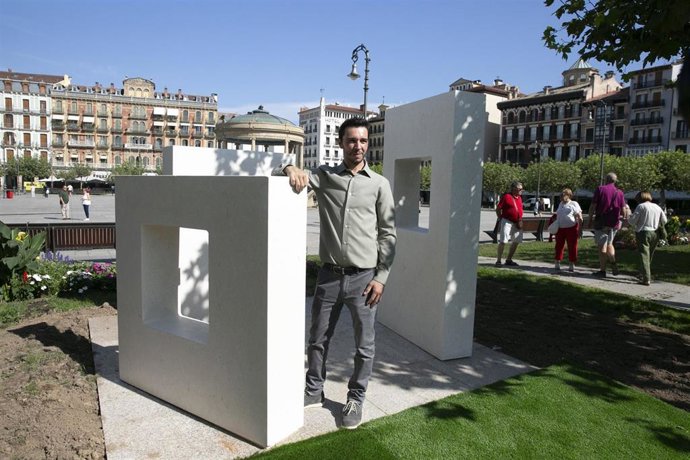 Borja Barrajón posa junto a su obra, un conjunto escultórico en homenaje al Privilegio de la Unión.