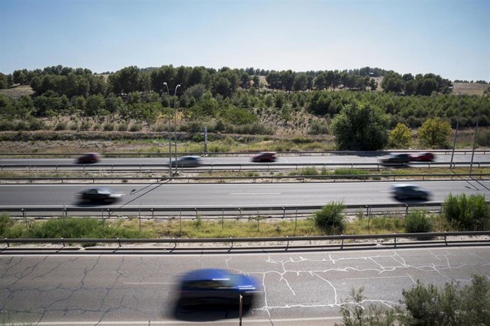 Varios coches circulan en una autovía 