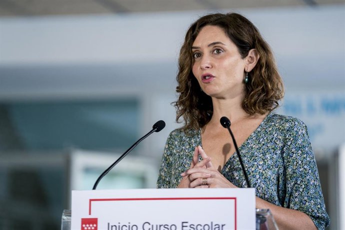La presidenta de la Comunidad de Madrid, Isabel Díaz Ayuso  interviene, durante una visita al CEIP San Juan Bautista c