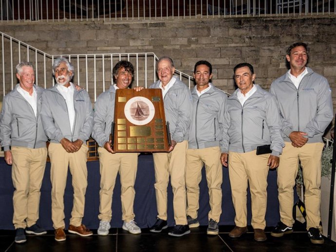 La tripulación del 'Bribon' posa con su galardón como campeón del mundo de 6 metros