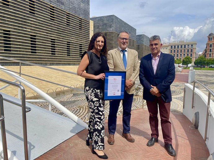 Nota De Prensa Y Fotografía: Aguas De Huelva Certifica Su Compromiso Con La Accesibilidad