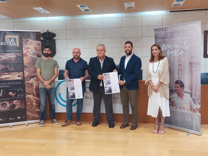 El director del Itrem, Juan Francisco Martínez (2d), junto al alcalde de Totana, Juan Pagán (c), y organizadores del evento, en la presentación de la I Feria Argárica