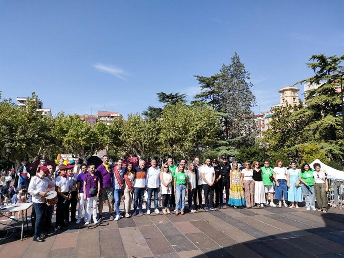 Representantes institucionales y de la sociedad en la bienvenida del 'Día Vecinal' que se celebra en el Espolón de Logroño