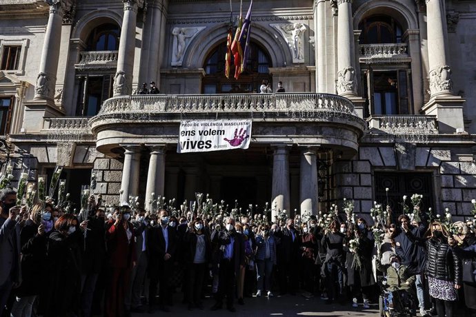 Archivo - Concentración de repulsa a un asesinato machista frente al Ayuntamiento de Valncia, en una imagen de archivo